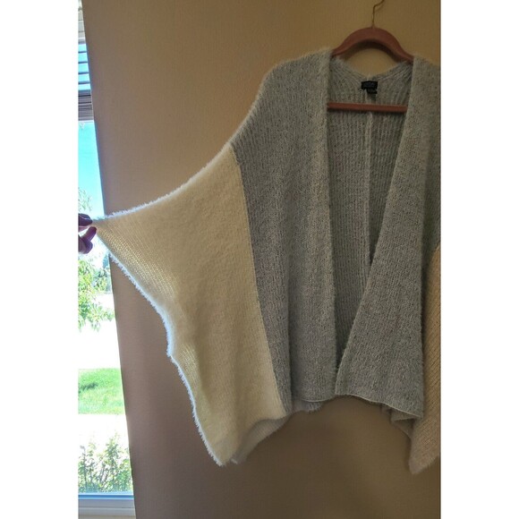 Roffe Accessories Oversized/ Stretchy/ Fuzzy Kimono Sweater Womens One Size - Picture 3 of 8